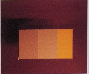 Tres superficies planas separadas en el espacio se perciben como si fueran dos planos de color superpuestos bajo determinadas circunstancias.