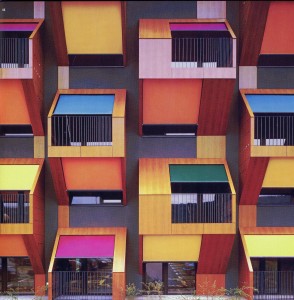 El color empleado como codigo para identificar la propia vivienda es un recurso que se remonta a la antiguedad (cap. II.B.1.1.2). Social housing on the coast. OFIS architeki, Izola (Slovenia), 2005.