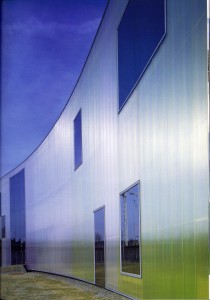 Colores azulados, muy luminosos y poco saurados reducen el peso visual del Centro Laban de Danza Contemporénea. Herzog y de Meuron, Londres, 2002.