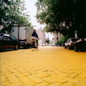 Calle amarilla (Overschiesestraat), Florentijn Hofman, Schiedam (Paises Bajos, 2003)