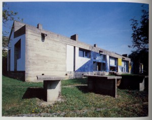 Casa de Peregrinos de Notre Dame Du Haut , Le Corbusier, Ronchamp, (Francia, 1950-1955) 
