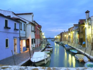 Viviendas de pescadores en la isla de Burano al anochecer, Venecia. El color permite reconocer e individualizar la propia vivienda. 