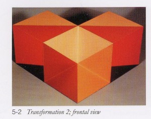 Tres cubos en el espacio parecen disolver su geometría mediante una determinada disposición cromática.