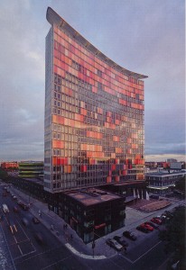 Oficinas para GSW. Sauerbruch & Hutton architects, Berlín, 1991-99. La fachada se vincula cromáticamente con los tejados rojos de los edificios de menor altura del antiguo Berlín oriental, mediante un sistema de lamas móviles de colores  
