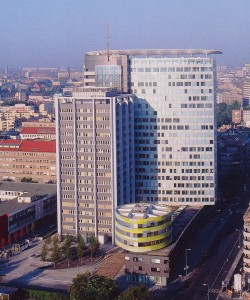 Oficinas para GSW. Sauerbruch & Hutton architects, Berlín, 1991-99. La fachada se vincula cromáticamente con los tejados rojos de los edificios de menor altura del antiguo Berlín oriental, mediante un sistema de lamas móviles de colores  