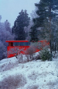  La casa roja. Jarmund/Vigsnaes AS Architects MNAL  et alt. Oslo (Noruega). Vista desde el jardín en temporada de invierno. .