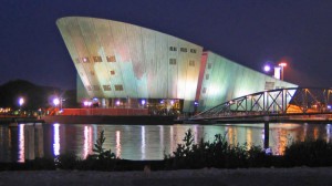 Centro de Investigaciones Nemo, Renzo Piano, Amsterdam, 1997. 