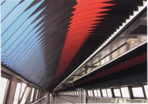 Cromoestructura, cubierta de la pasarela de la gare. Carlos Cruz-Diez, Saint-Quentin-en Yvelines,1981 