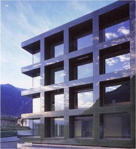 Selimex office building, Latsch. Werner Tscholl, Latsch, South Tyrol (Italia). Reflejo de la fachada.